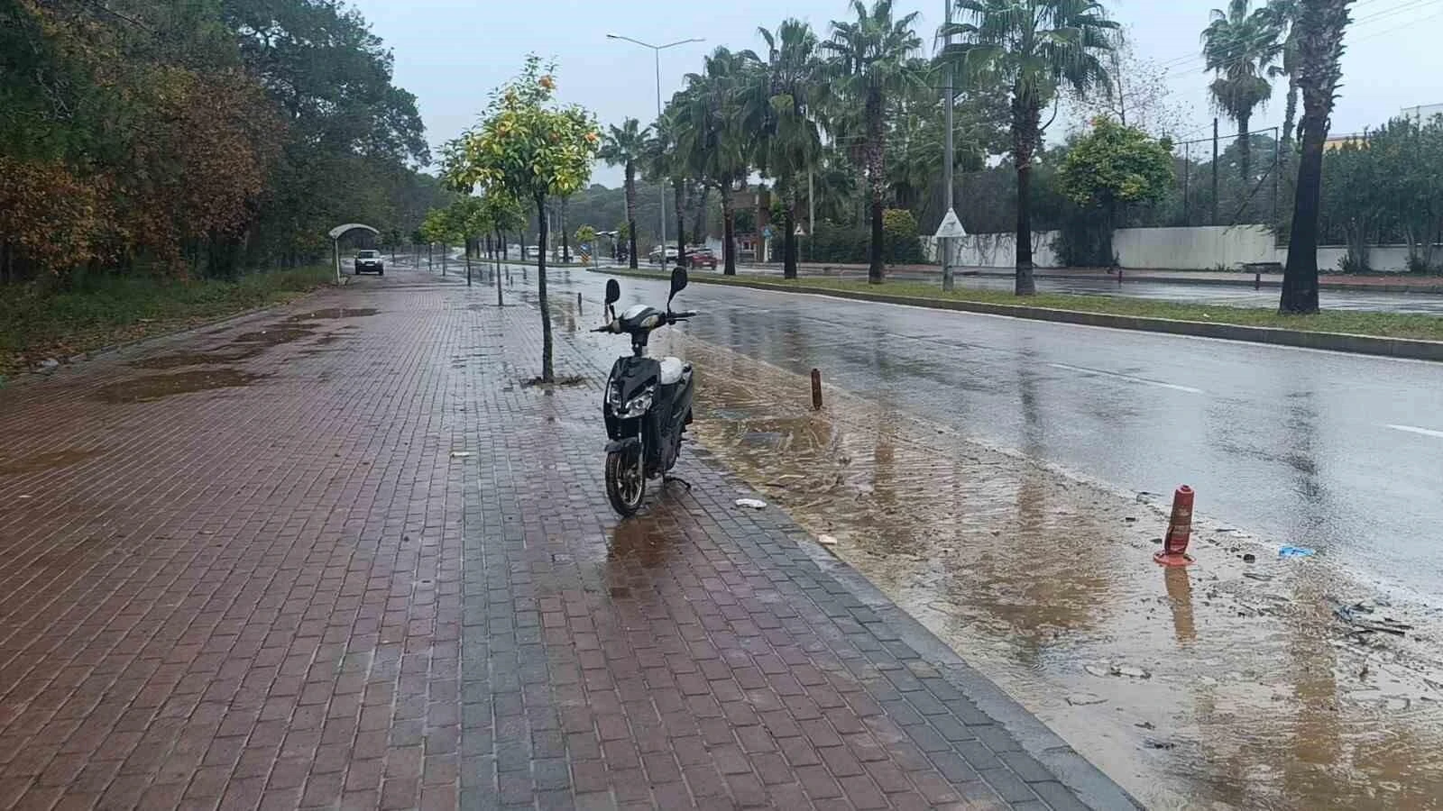 Antalya Manavgat’ta Yağmur Sularından Kaygan Yol Düşmesi Sonucu Melike Şengül Yaralandı