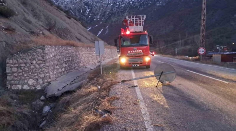 Artvin Ardanuç'ta sürücünün çarptığı trafik levhaya ilişkin kazada 3 kişi yaralandı 1