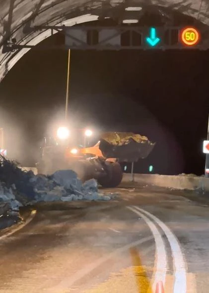 Artvin'de heyelan nedeniyle karayolu trafiğe kapandı.-1