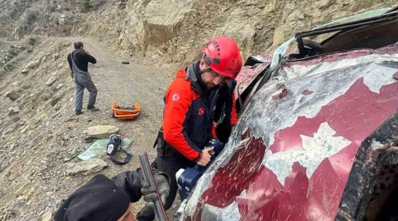 Artvin-Yusufeli Karayolu'nda Meydana Gelen Kaza: 08 ABL 169 Plakalı Kamyonet Şarampole Yuvarlandı, Üç Kişi Yaralandı 1