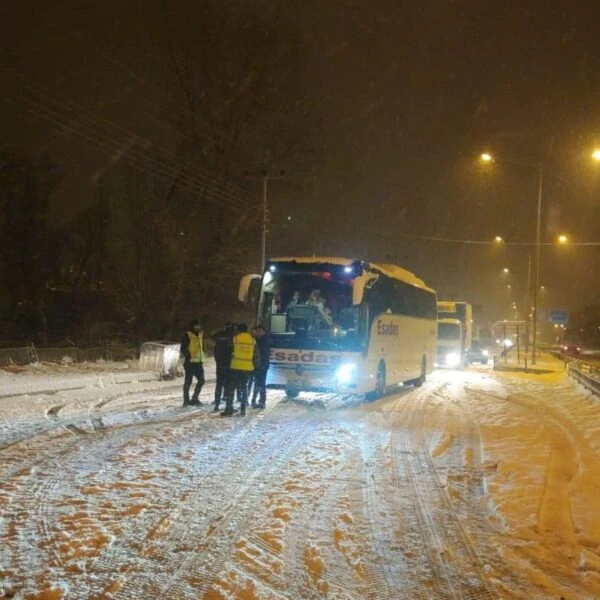 Aşkale'de kar yağışı nedeniyle mahsur kalan araçlar-1