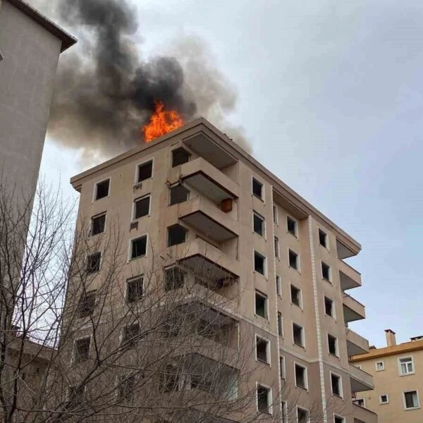 Ataşehir'de 8 Katlı Binanın Çatısı Alev Alev Yandı-1