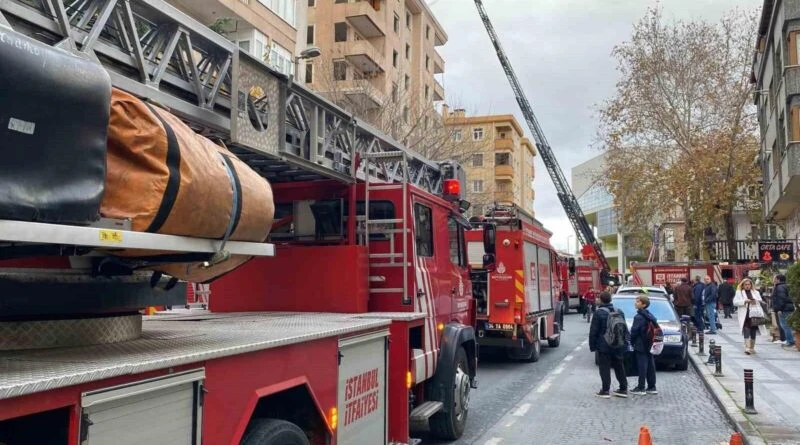 Ataşehir İçerenköy Mahallesi'nde 8 Katlı Metruk Bina Çatısında Yangın Çatı Söndürülürken Kontrol Altına Alınır 1