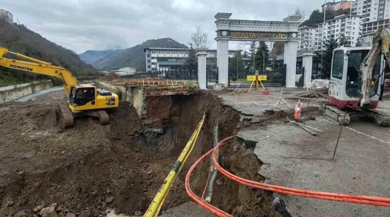 Avrasya Üniversitesi'nin Önüne Köprü Yapımı Tepki Çekti 1