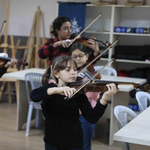 Aydın Büyükşehir Belediyesi tarafından düzenlenen güz etkinlikleri, çocuklar için birçok eğlence ve eğitim fırsatı sunuyor.-4