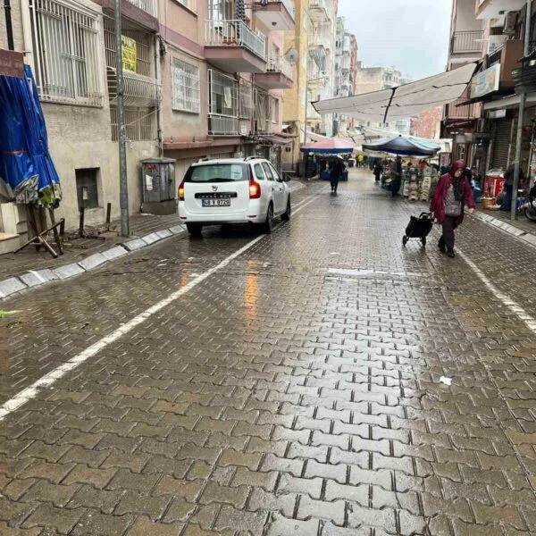 Aydın'da etkili olan kuvvetli yağış sonrası cadde ve sokaklar göle döndü.-2