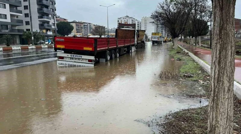 Aydın'da Kuvvetli Yağışlar İncirliova'da Karayolu Göle Çevirdi 1