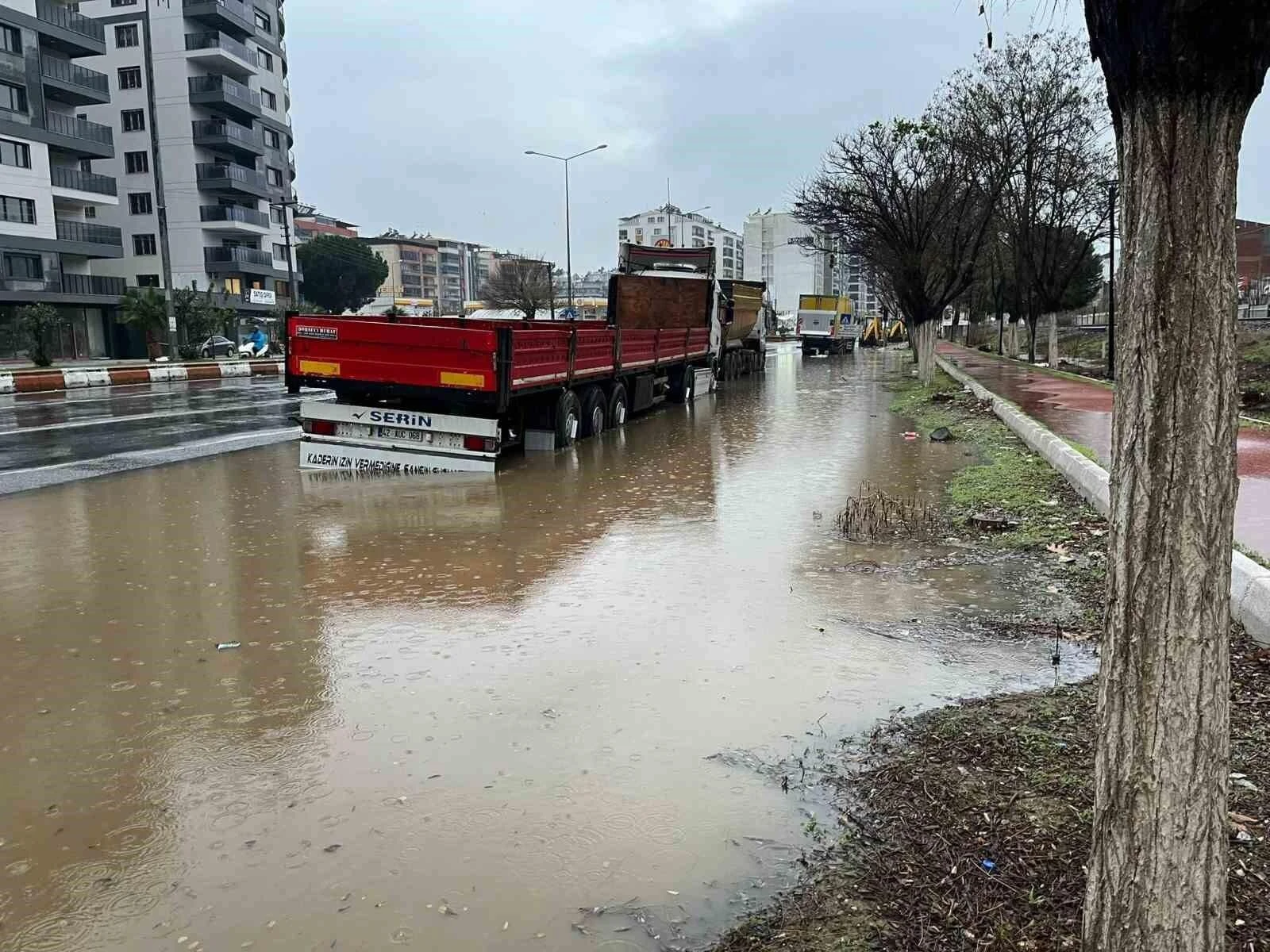 Aydın’da Kuvvetli Yağışlar İncirliova’da Karayolu Göle Çevirdi