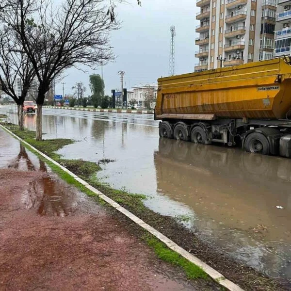 Aydın'da sağanak yağış sonucu İncirliova'daki karayolu, dolan kanallar nedeniyle göle döndü.-1