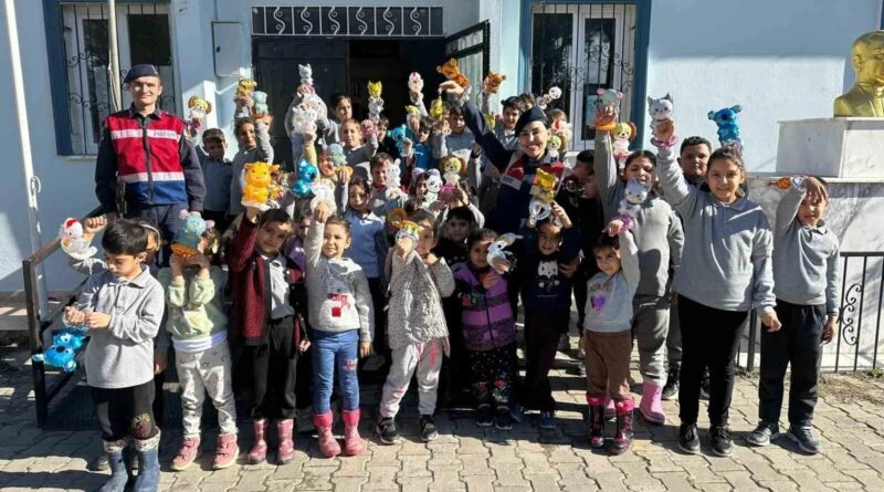 Aydın Didim'de Jandarma Ekipleri ile Öğrenciler Kuş Yuvaları Astı 1