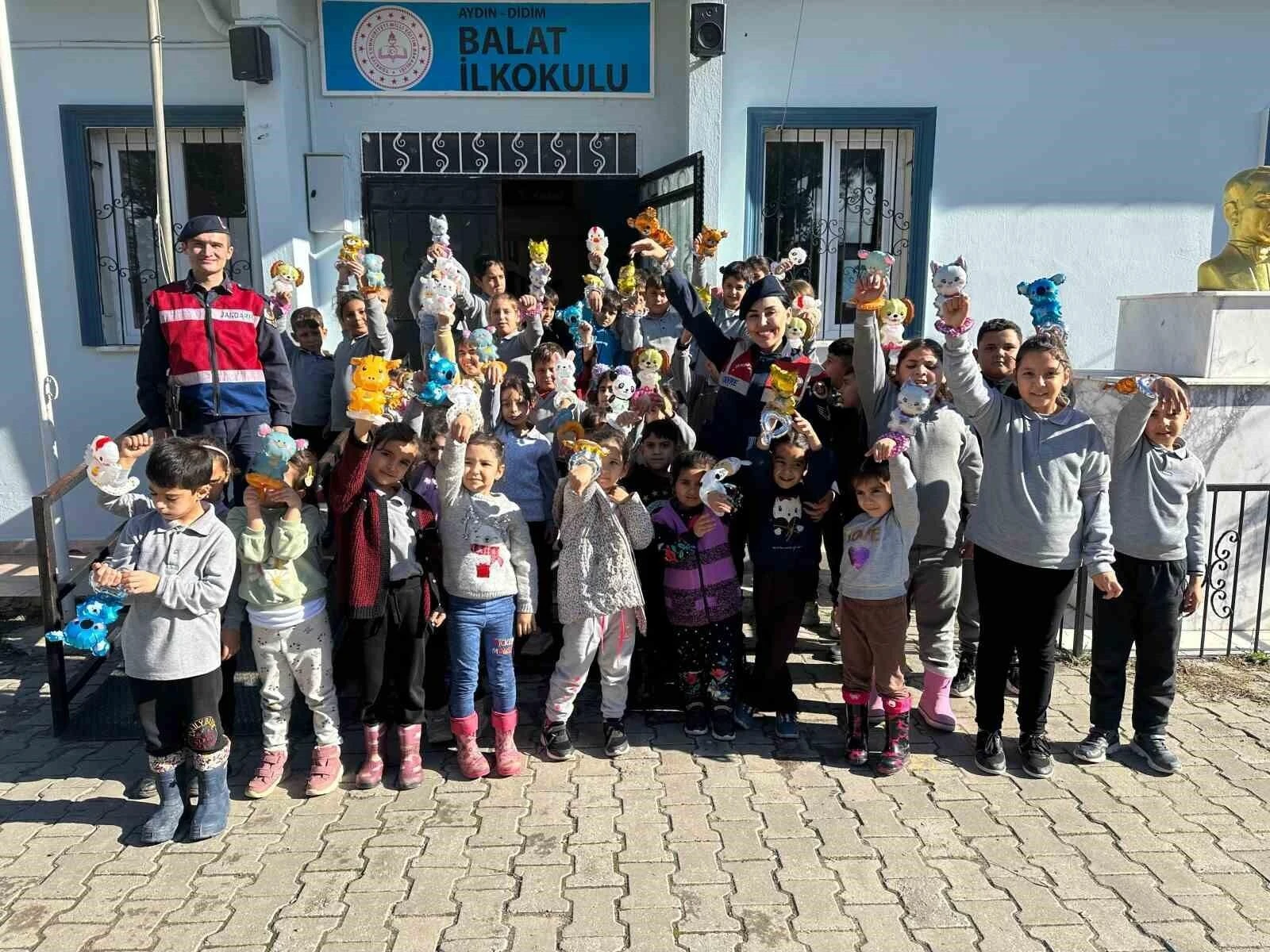 Aydın Didim’de Jandarma Ekipleri ile Öğrenciler Kuş Yuvaları Astı