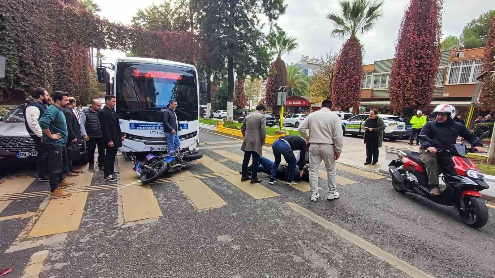 Aydın Efeler’de Yaya Çarpışmasından Kaçışta Halk Otobüsüyle Çarpışan Motosiklet Sürücüsü Yaralandı