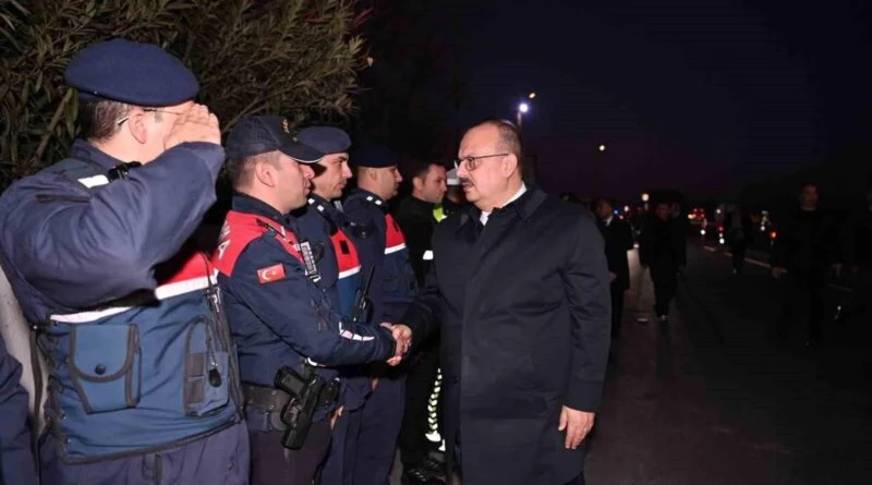 Aydın Valisi Yakup Canbolat, Efeler'de Mehmetçik ve Polislerle Yeni Yıl'ı Kutladı 1