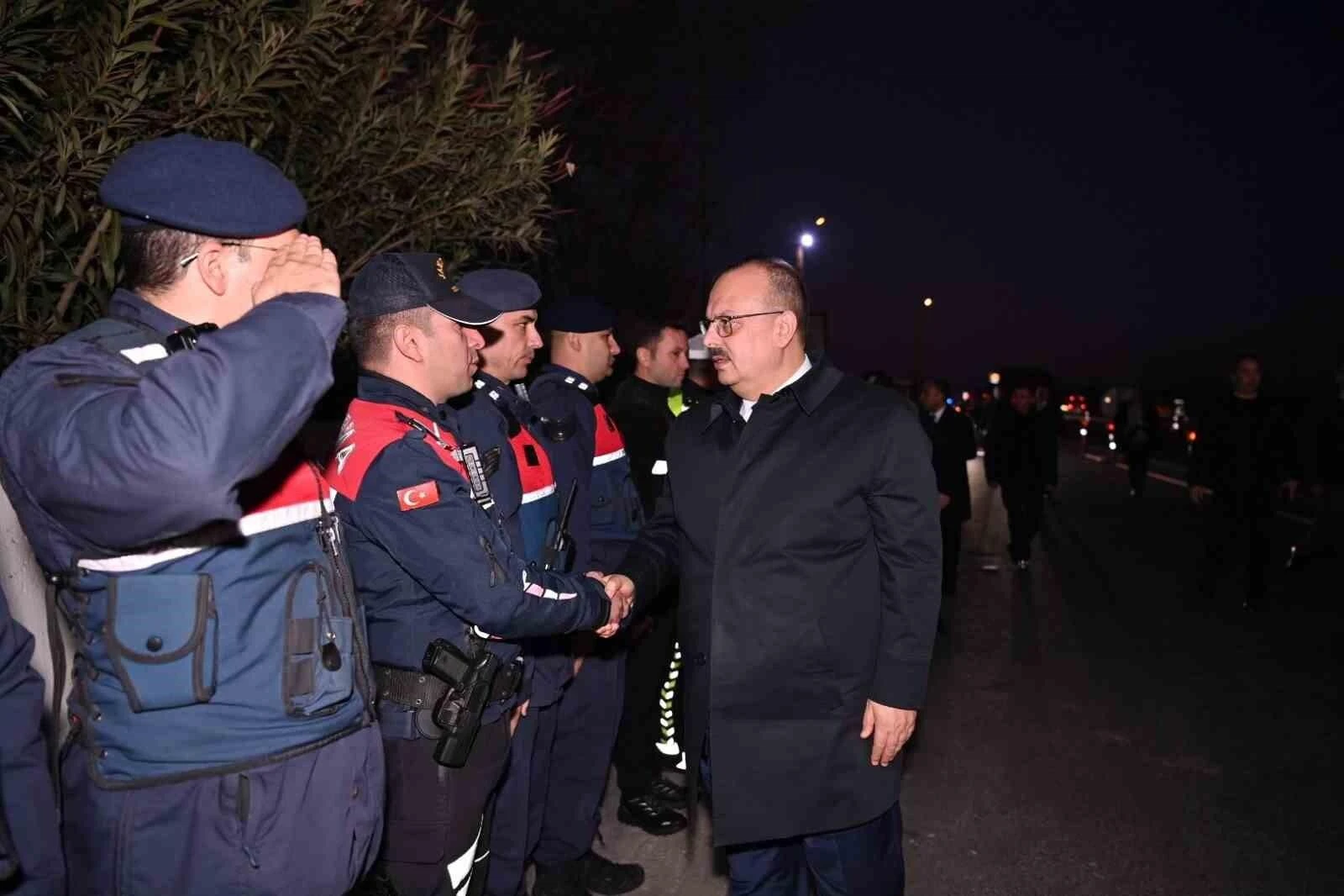 Aydın Valisi Yakup Canbolat, Efeler’de Mehmetçik ve Polislerle Yeni Yıl’ı Kutladı