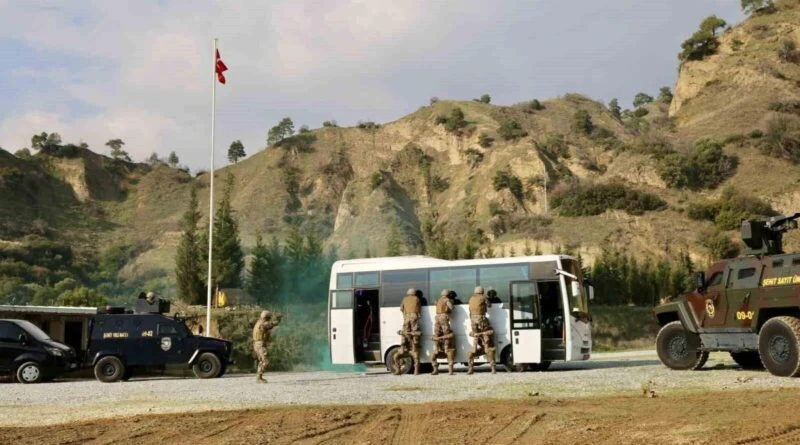 Aydın Valisi Yakup Canbolat'ın Özel Harekat Polislerine Ziyaretinde Gerçeğini Aratan Tatbikatlar 1