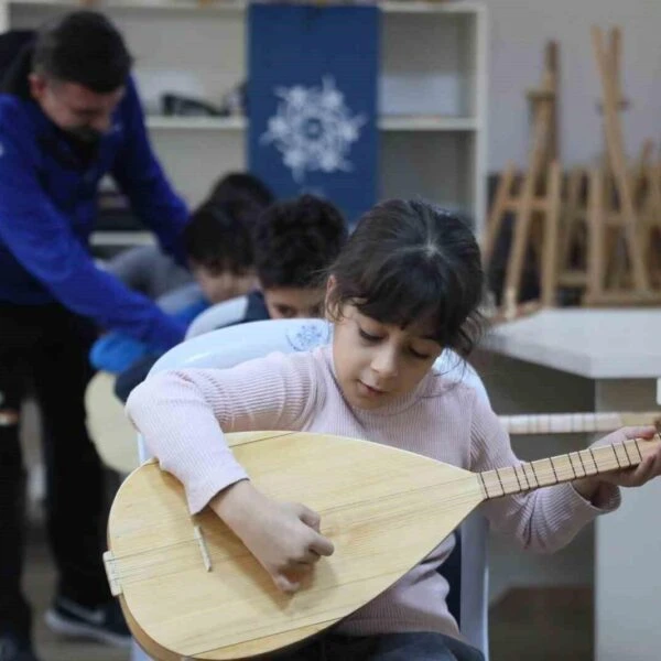 Aydınlı çocuklar, müzik eğitimlerinde mutlu bir şekilde çalıyorlar.-1