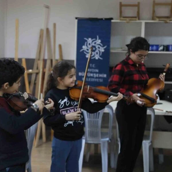 Aydınlı çocuklar, müzik eğitimlerinde mutlu bir şekilde çalıyorlar.-3