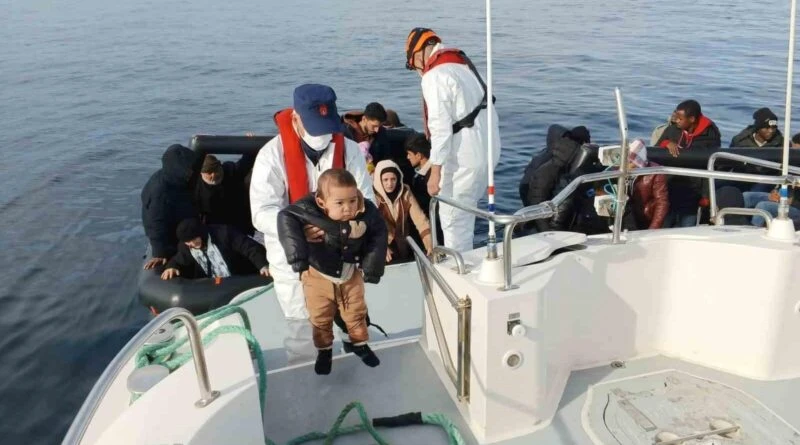 Ayvalık Açıklarında 35 Düzensiz Göçmen ve 8 Çocuk Kurtarıldı: Türk Sahil Güvenlik Ekipleri Yunanistan Unsurların Can Sallarını Kurtardı 1