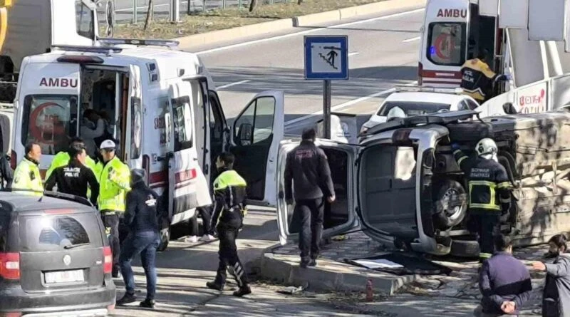 Batman'da Batman Üniversitesi girişinde araçlar çarpıştı, 2 kişi yaralandı 1