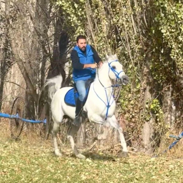 Bayburt'ta ata sporu sporcusu Kadir Köprücü, 'Berat' adını verdiği atını ismiyle çağırdı.-1