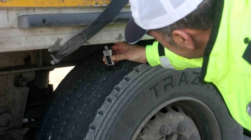 Bayburt'ta Trafik Ekipleri Şehirlerarası Taşıyıcılarda Kış Lastiği Denetlerini Başlattı 1