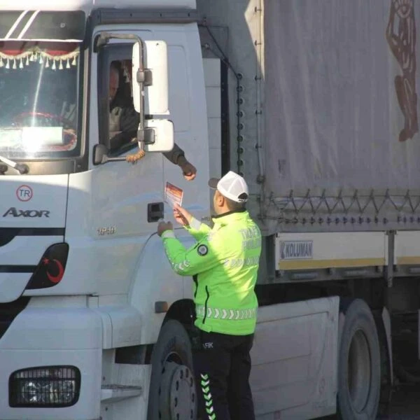 Bayburt'ta yük ve yolcu taşıyan araçlar denetleniyor