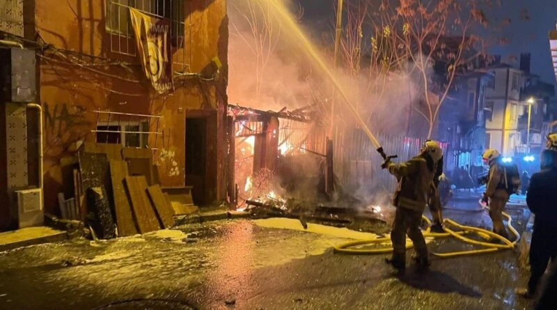 Beyoğlu'nda Metruk Binasında Yangın, İtfaiyenin Yoğun Çabasıyla Kontrol Altına Alındı 1