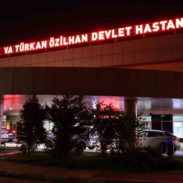 Bıçaklı kavga sonrası yaralıların ambulansla taşındığı görüntü-1