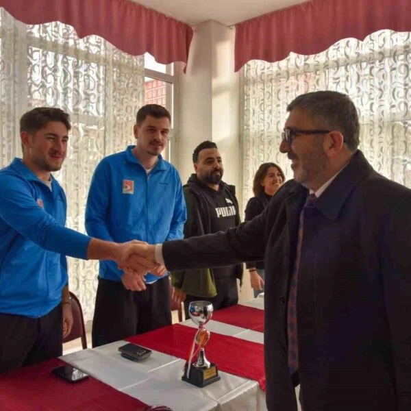 Bilecik Şeyh Edebali Üniversitesi'nin futbol ve voleybol takımları-1