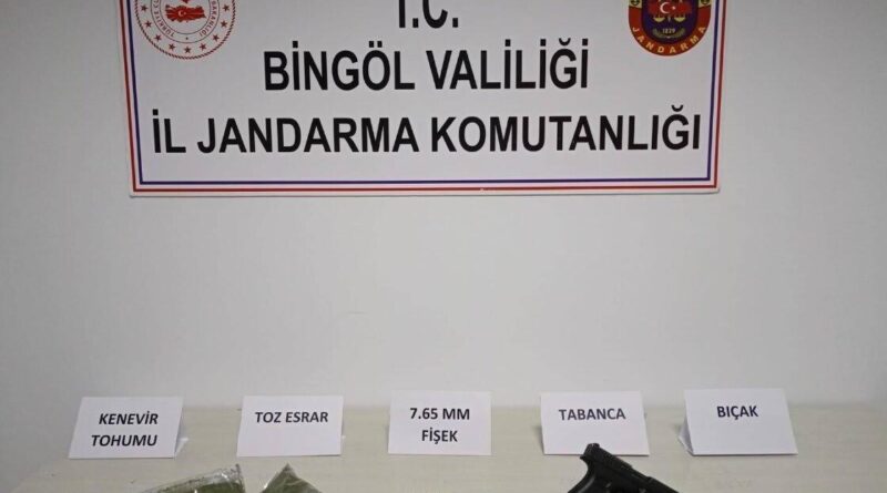 Bingöl'de Jandarma Operasyonunda 7.548 Gram Toz Esrar ve 2 Adet Ruhsatsız Tabanca Ele geçirildi 1