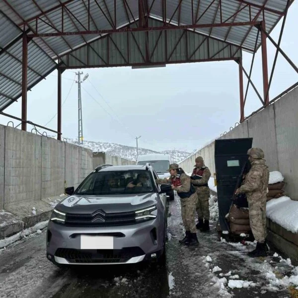 Bingöl Havaalimanı'nda KADES uygulaması tanıtımı yapılıyor.-2