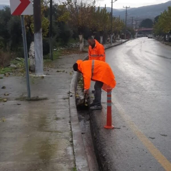 Bozdoğan'da sağanak yağış ve fırtına nedeniyle belediye ekipleri vatandaşların can ve mal güvenliğini sağlamak için harekete geçti.-1