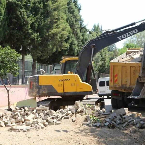 Bozuk yollar nedeniyle yaşanan sorunlar Efeler Belediyesi'nin yol yapım çalışmalarıyla çözüme kavuştu.-4