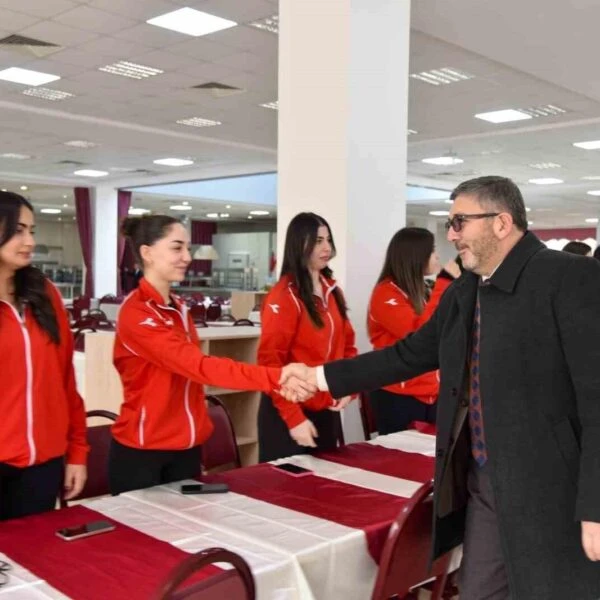 BŞEÜ Rektörü Prof. Dr. Zafer Asım Kaplancıklı ile sporcular-2