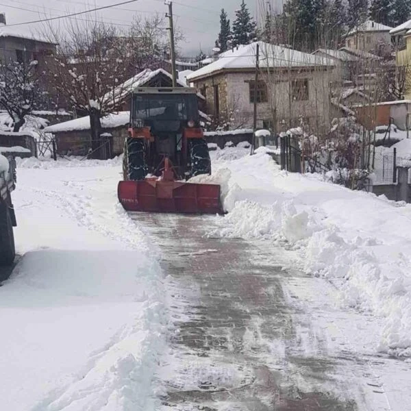 Çameli Belediyesi ekiplerinin karla mücadele çalışmalarını gösteren bir fotoğraf-5