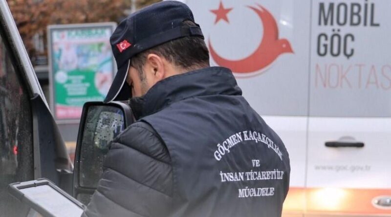 Çanakkale'de Polis Ekipleri 35 Göçmen Kaçakçısı ve 383 Düzensiz Göçmeni Yakaladı 1