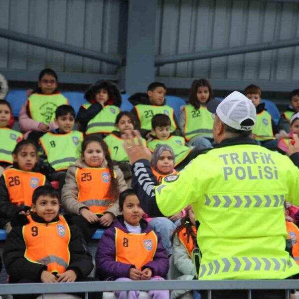 Çocuklar direksiyon başına geçti kavşaklar polisle doldu-resim-4