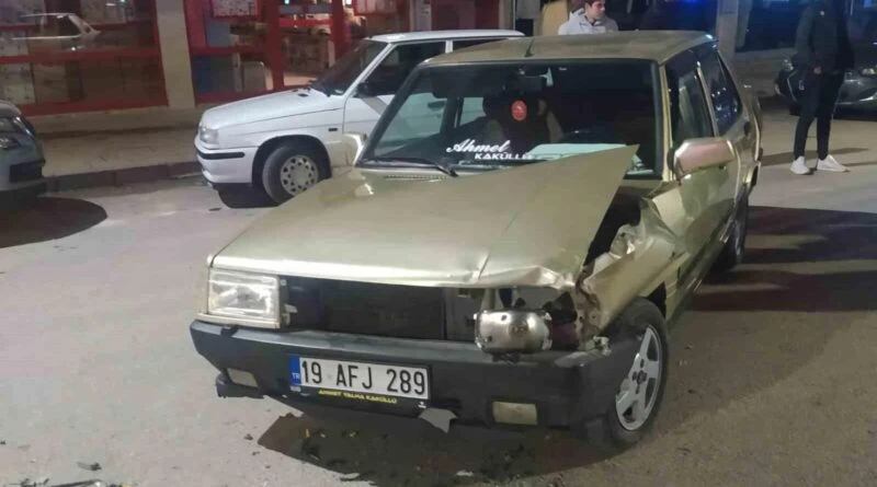 Çorum Alaca'da İki Otomobilin Çarpışması Sonucu D.K. Yaralandı 1