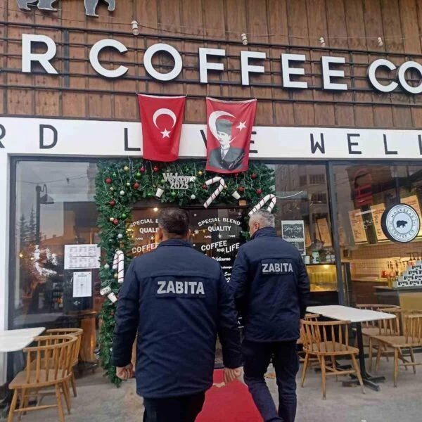 Çorum Belediyesi Zabıta ekiplerinin denetim yaptığı bir kafe-1