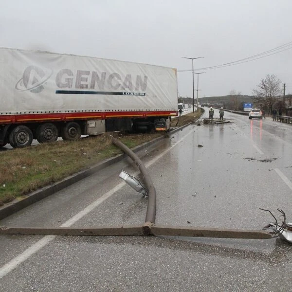 D300 karayolu'nda tır kaza sonrası trafik sıkışıklığı-3