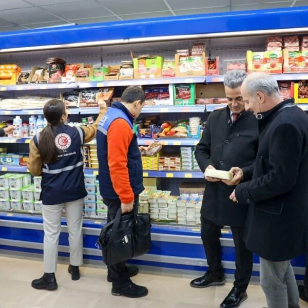 Denetim ekibinin marketlerde fahiş fiyatlara karşı kontroller yaptığını gösteren fotoğraf-1