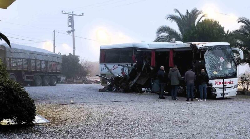 Denizli otobüs kazası: Sarayköy'de tır ile çarpıştı 1