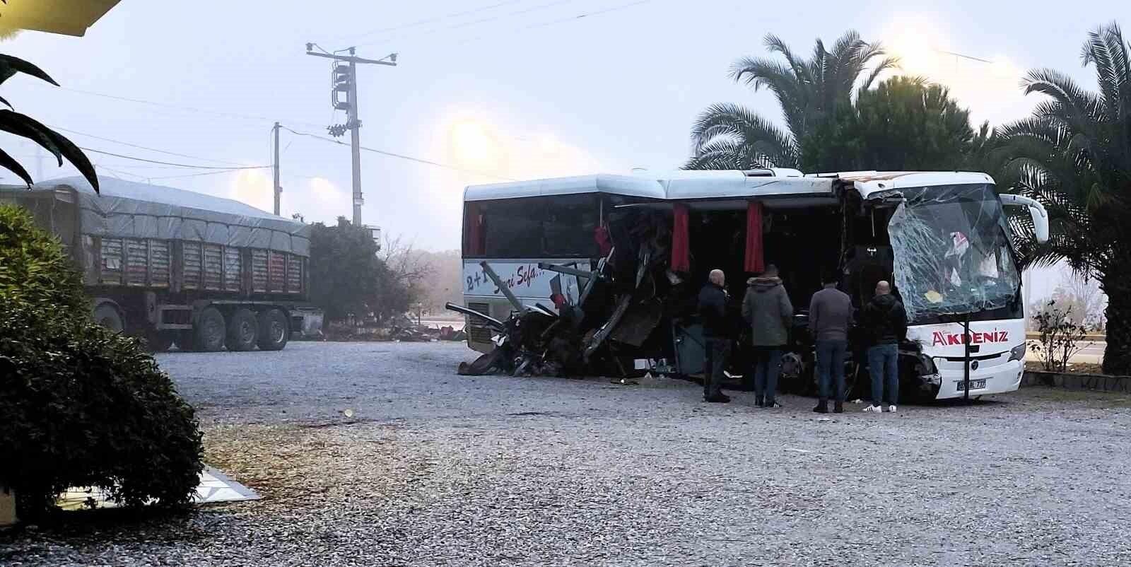 Denizli Sarayköy’de Şehirlerarası Otobüs Tır Çarpışması Sonucu 1 Ölüm 23 Yaralı