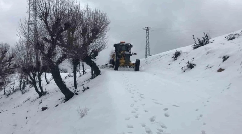 Diyarbakır Büyükşehir Belediyesi, Kulp'te Kar Yağışı Nedeniyle Kapanan 300 Km'lik Yolu Açtı 1