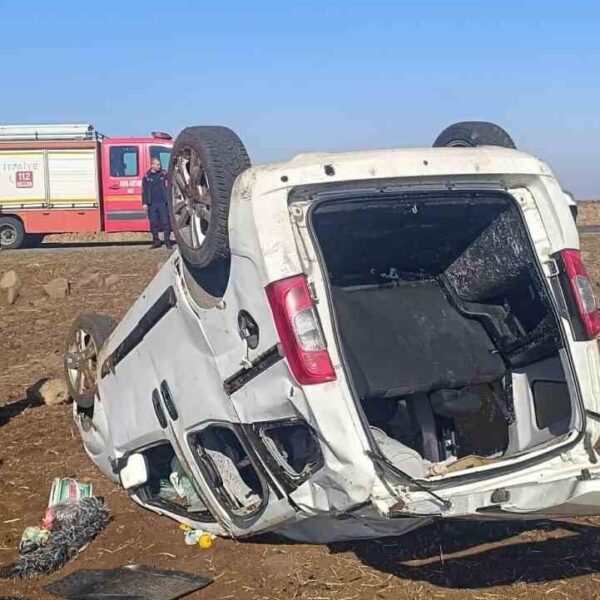 Diyarbakır’da hafif ticari araç takla attı: 4 yaralı-resim