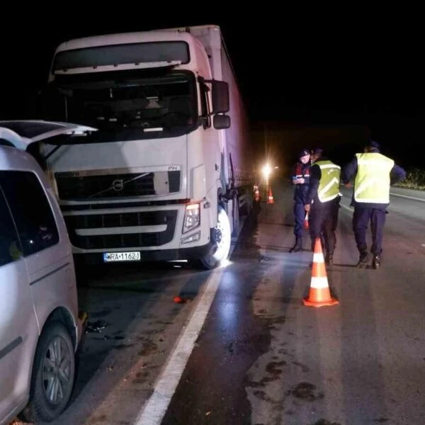 Edirne’de arızalanan aracı tamir edilirken tırın çarptığı Polonyalı sürücü hayatını kaybetti-resim-1