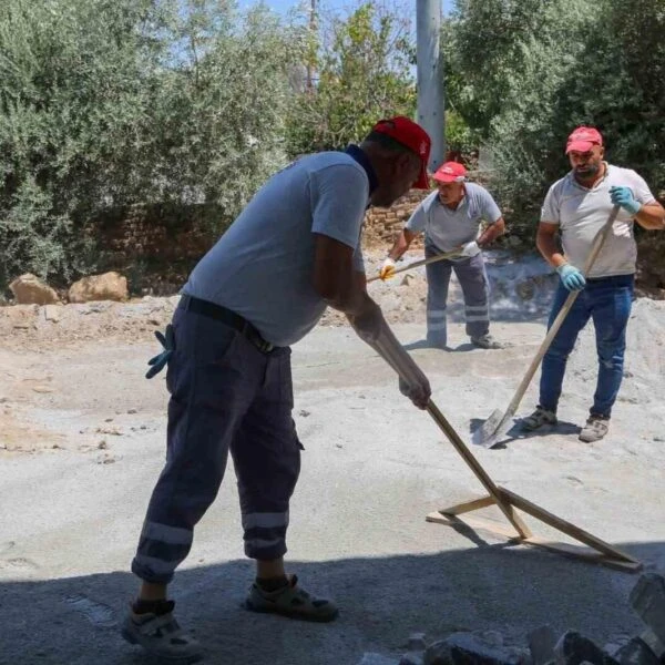 Efeler Belediyesi, 69 bin 594 metrekare alanda asfalt ve 61 bin 190 metrekare alanda parke taşı döşeme çalışmaları gerçekleştirdi.-3