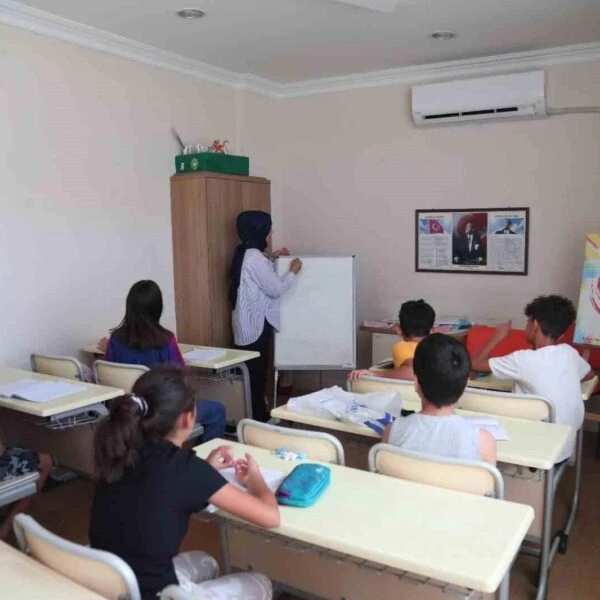 Efeler Belediyesi'nde halk oyunları kursunda çocuklar-3