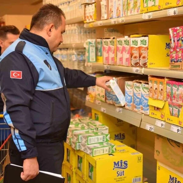 Ekipler, marketlerde ürün fiyatlarını ve hijyen şartlarını denetliyor.-2