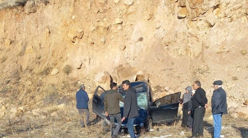 Elazığ-Bingöl Karayolunda Sürücü Hakimiyetini Kaybeden Otomobilde 2 Kişi Yaralandı 1